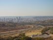 Der Blick auf Pretoria vom Voortrekker-Monument aus. Rechts oben kann man das Parlamentsgebäude und Freedom-Park erkennen.